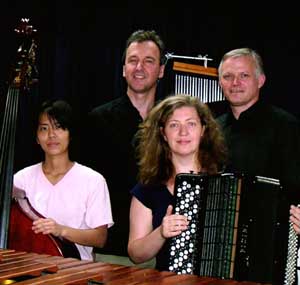 Kontrabass: Juka Inoue, Percussion, Elektronik: Udo Diegelmann, Akkordeon: Mirjana Petercol, Tenor: Dirk Eisermann