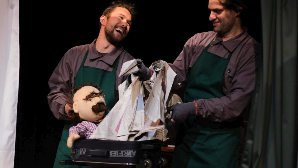 Leo Mosler, Filipp Shilovskiimit der Puppe des Geruschehndlers (c) Varvara Kuporova