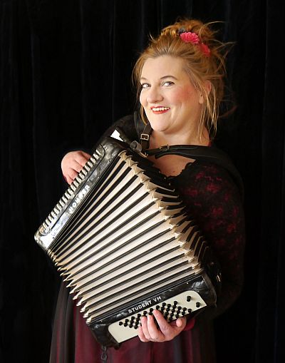 Doris Friedmann mit Akkordeon (c) Ronja Friedmann