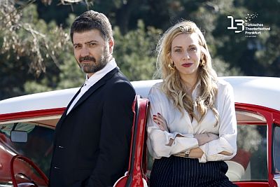 Br�utigam und Hochzeitsplanerin an einem Auto von einander abgewandt lehnend