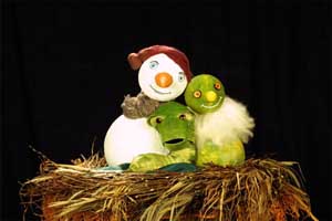 Die kleine Raupe mit Ronaldo, dem singenden Schneemann
