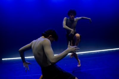 Zwei Tänzer in exessiver Bewegung in blauem Licht (c)Eros Brancaleon