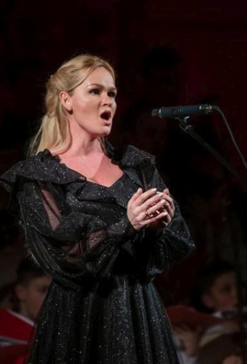 Olena Romaniv in schwarzem Abendkleid singend (c) Raolan Lytoyn